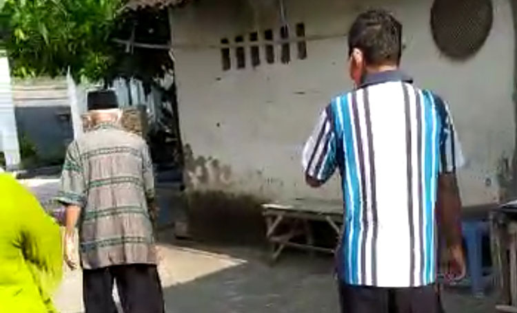 Seorang kakek berusia 95 tahun (berpeci) yang dinyatakan sembuh dari virus corona (Covid-19).