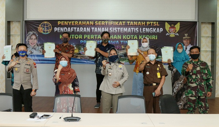 BPN Kota Kediri Serahkan Ratusan Sertifikat Tanah ke Warga