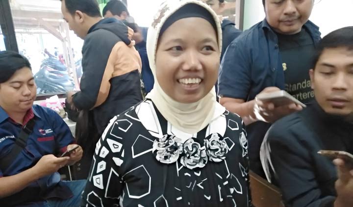 Susiati penjaga kantin di belakang kantor Dinkes Kota Malang yang turut disekap saat perampokan terjadi. foto : IWAN IRAWAN/ BANGSAONLINE