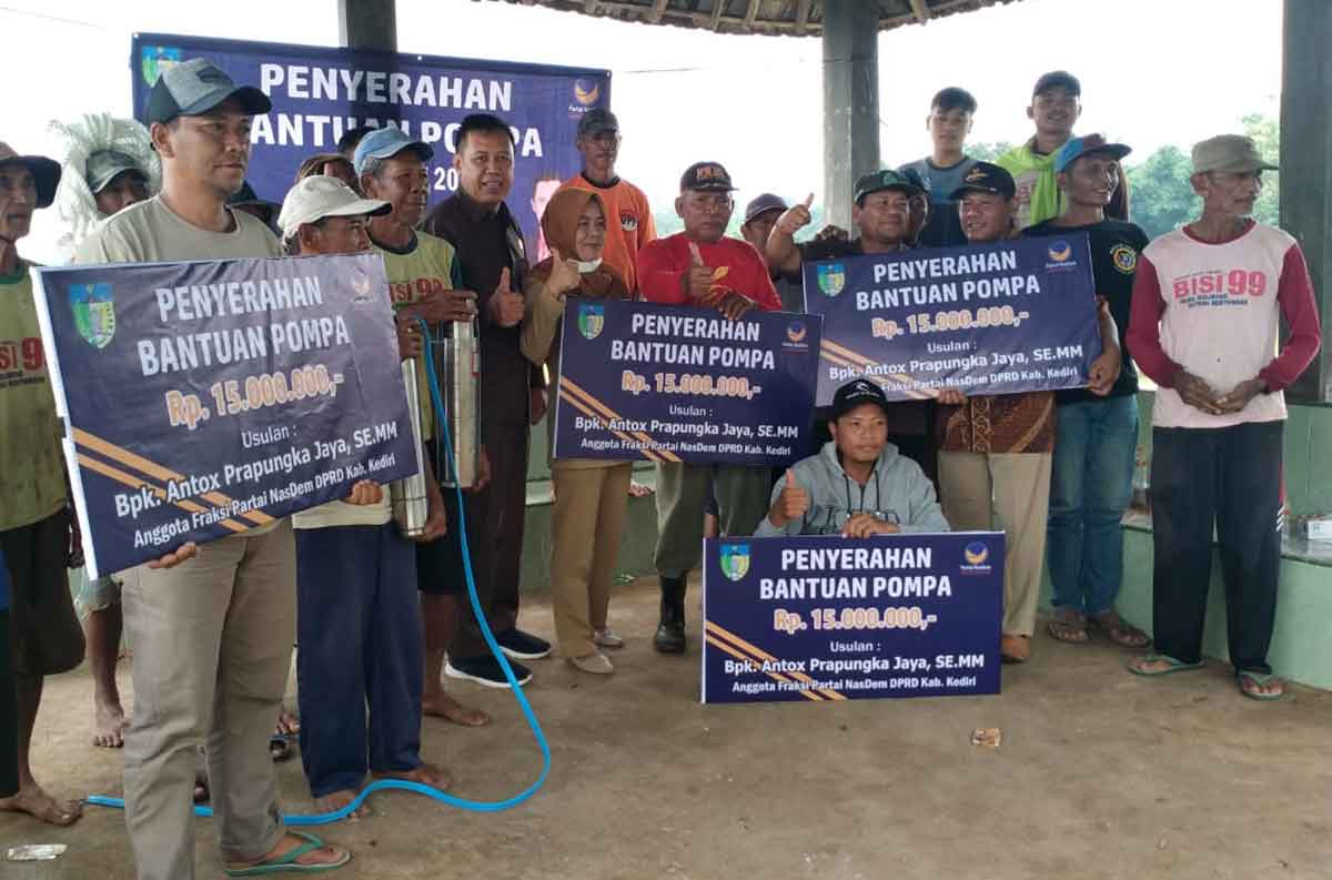 Anggota Fraksi NasDem Kabupaten Kediri Beri Bantuan Pompa Sibel untuk 4 Poktan di Banyakan