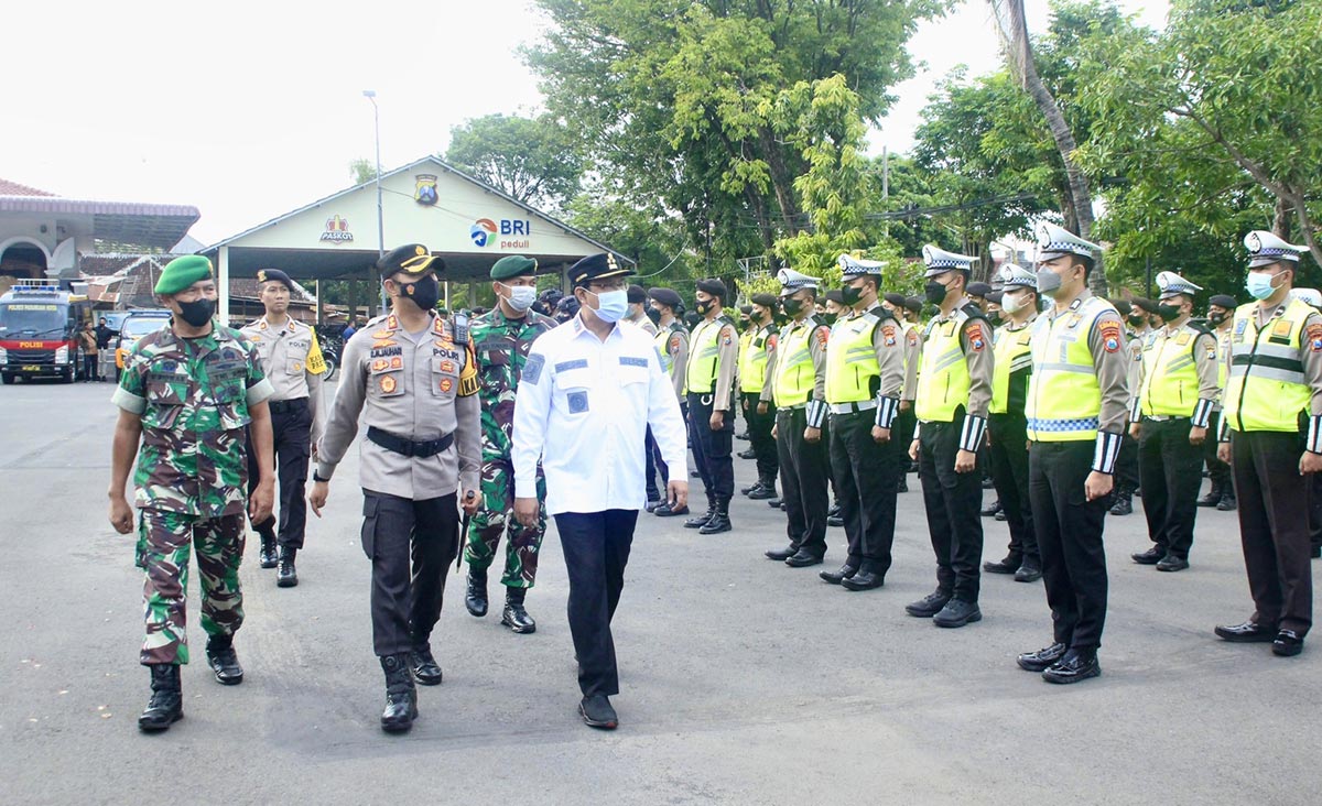 Wali Kota Pasuruan Saifullah Yusuf (baju putih) saat mengecek peserta apel gelar pasukan persiapan pengamanan tahun baru.