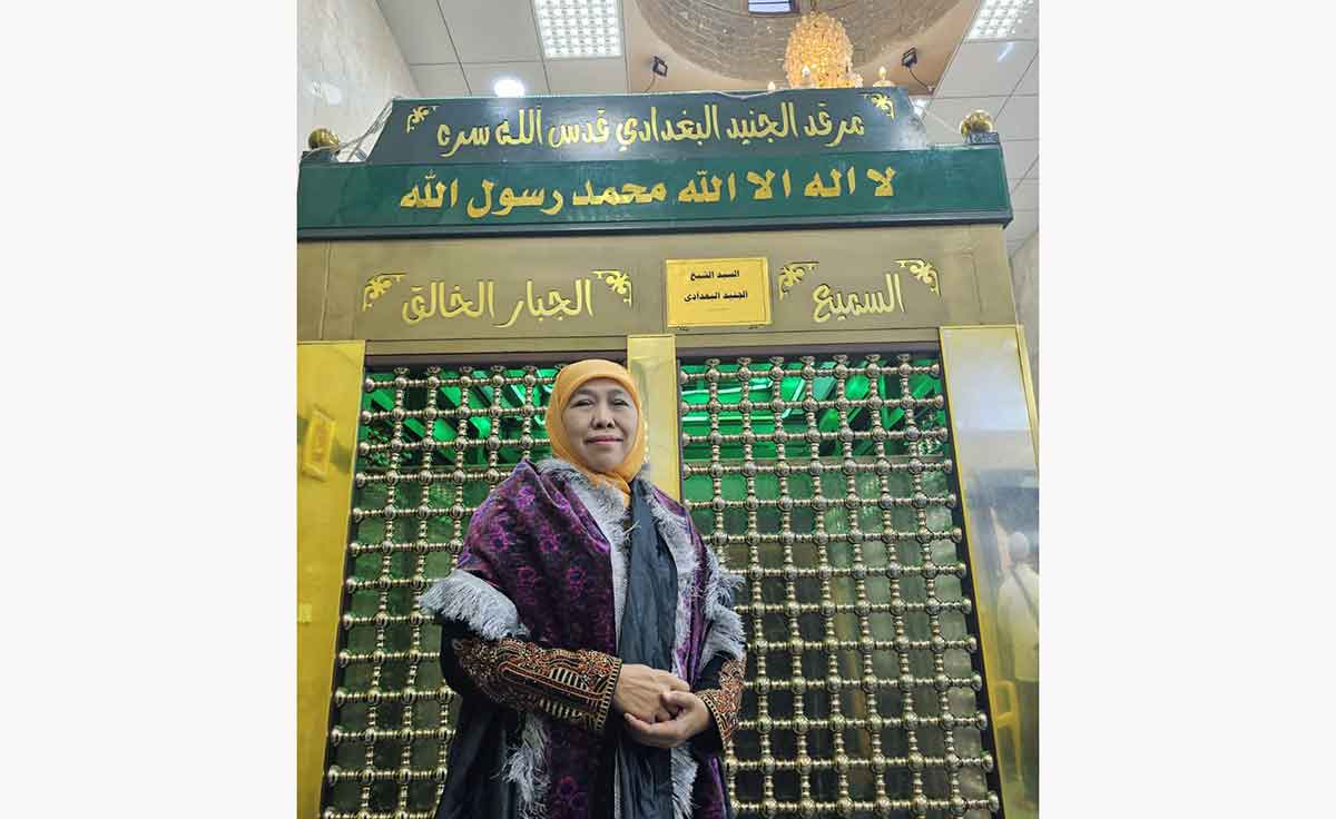 Khofifah Terima Hadiah Selendang Kiswah saat Ziarah Makam Ahli Tasawuf Dunia di Baghdad