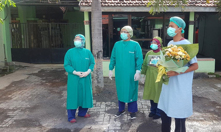 Pasien Covid-19 yang telah dinyatakan sembuh, diberi buket bunga dan diantar tenaga medis saat keluar dari rumah sakit.