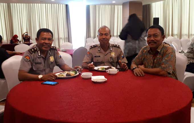 Direktur HARIAN BANGSA H. E.M. Masud Adnan (kanan) bersama jajaran Humas Polda Jatim. foto: IRWAN/ BANGSAONLINE