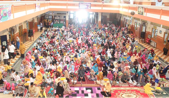 BERBAGI: Baksos pemberian santunan warga Dhuafa dan anak Yatim Piatu yang digelar Lembaga Pendidikan Al Muslim, Selasa (28/5). foto: ist