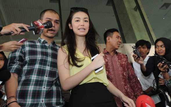 JENGUK - Artis Velove Vexia, putri pengacara OC Kaligis keluar dari Gedung KPK, Jakarta, Senin (27/7). Ia meminta izin kepada KPK untuk menjenguk ayahnya yang ditahan di rutan Guntur, Jakarta. foto merdeka.com