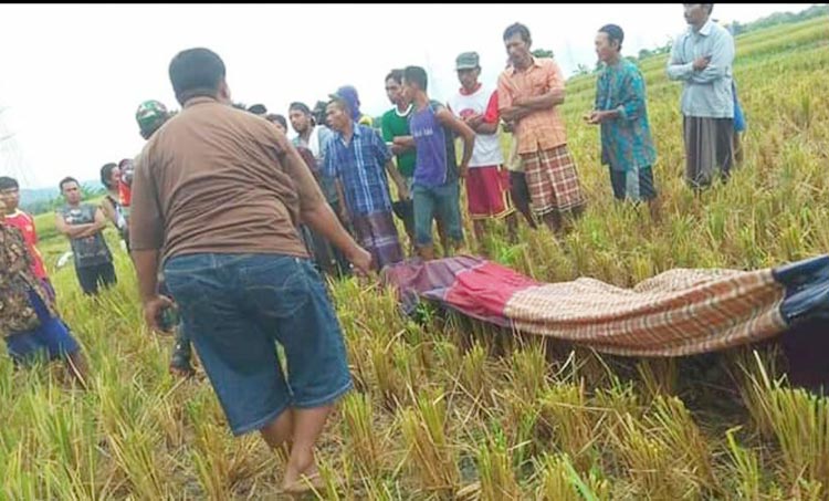 Jenazah korban saat akan dievakuasi.