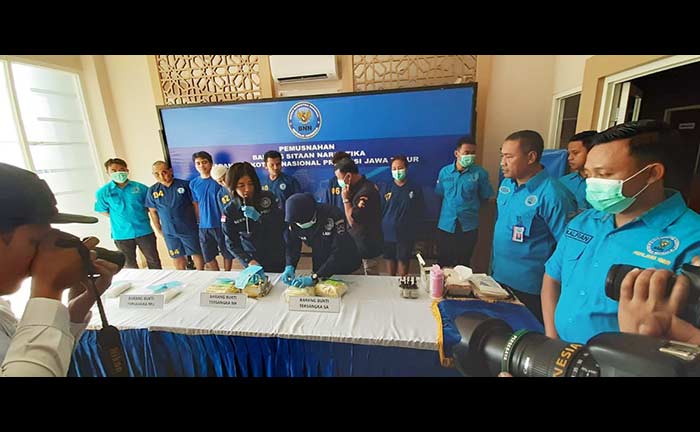 Amankan 6 Tersangka, BNNP Jatim Musnahkan 5,2 Kg Sabu