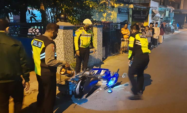 Petugas melakukan olah TKP di lokasi kejadian.