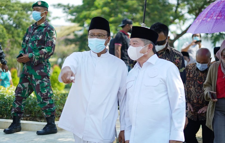 Wali Kota Pasuruan Gus Ipul memberikan penjelasan kepada Menteri PPN/Bappenas Suharso Monoarfa terkait konsep pembangunan wisata religi terintegrasi.
