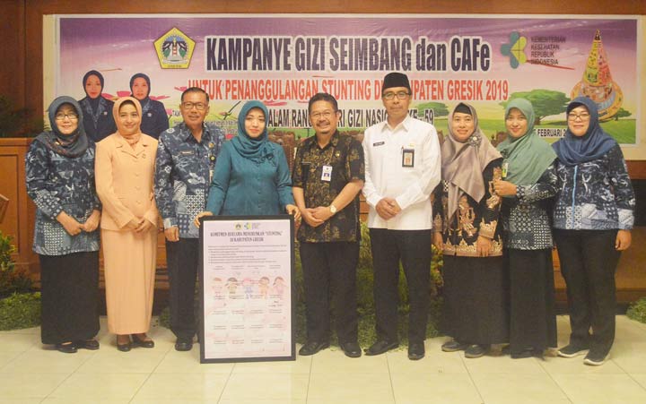 Ketua TP PKK Hj. Maria Ulfa bersama para Ketua PKK Kecamatan saat peringatan HGN.