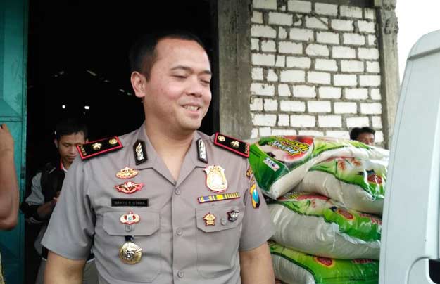 Wakapolres Gresik Kompol Wahyu P. Utama ketika memimpin penggerebekan gudang beras. foto: SYUHUD/ BANGSAONLINE