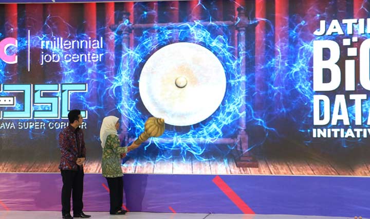 Gubernur Jatim Khofifah saat melaunching MJC, EJSC, dan Big Data dengan menabuh gong virtual.