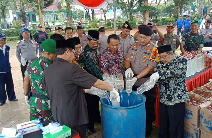 Jelang Natal dan Tahun Baru, Forkompimda Tuban Musnahkan Ribuan Liter Miras dan Knalpot Brong