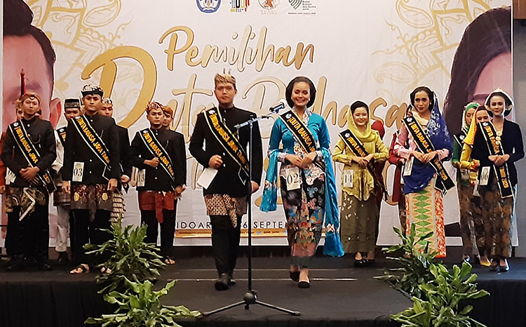 BERSAING: Para finalis sebelum terpilih sebagai pemenang Duta Bahasa Jawa Timur 2020, di Hotel Aston Kahuripan, Rabu (16/9) sore. foto: MUSTAIN/ BANGSAONLINE