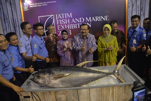 Pakde dan Bude Karwo foto bersama Kepala Dinas Perikanan dan Kelautan Jatim, Heru Tjahjono.
