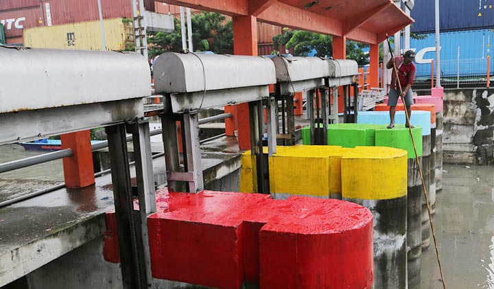 Para petugas di rumah pompa sedang membersihkan kotoran-kotoran yang bisa menyumbat pompa. foto: ist