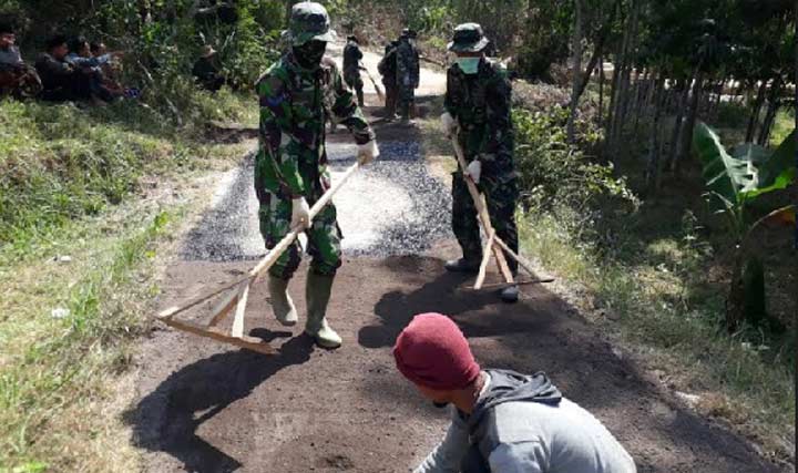 TMMD Kodim 0828/Sampang Kerjakan Pengaspalan Jalan