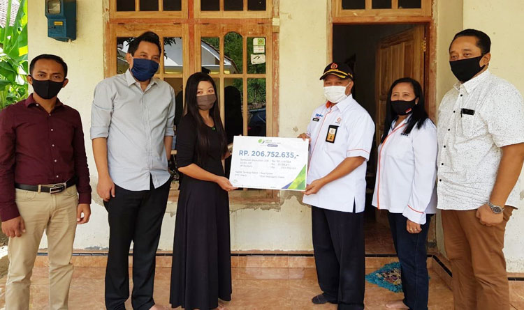 Pemberian santunan dari BPJS Ketenagakerjaan kepada istri korban, Dwi Septianis Irianti, disaksikan oleh Administratur Perum Perhutani KPH Jember, Rukmana Supriatna.