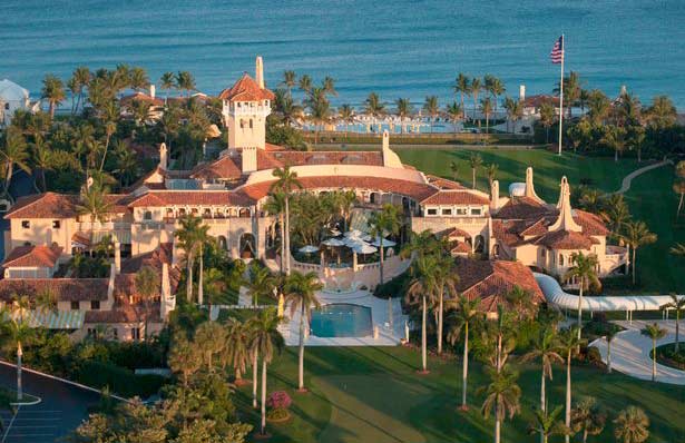 Istana di Plam Beach Florida. Tempat calon Presiden Donlad Trump menghabiskan waktu bersama istri dan anaknya. foto: repro mirror.co.uk