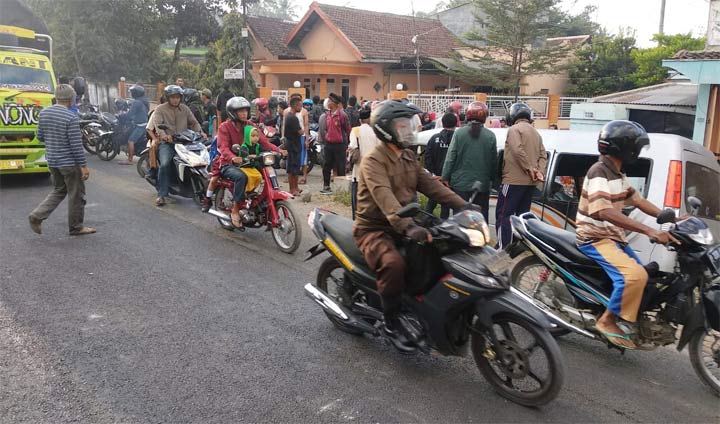 Kondisi minibus elf hingga pukul 10.30 WIB belum bisa dievakuasi.
