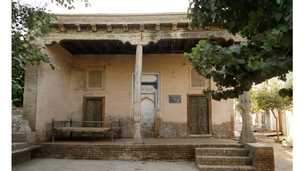 Masjid Hoja Imom ini dipakai sebagai pusat kegiatan komunitas pada masa Soviet. Saat ini gedung ini juga digunakan sebagai masjid, pusat komunitas dan tempat minum teh. Masjid ini selamat dari 'politik sapu bersih' Jengis Khan ketika ekspansi ke Asia Tengah.