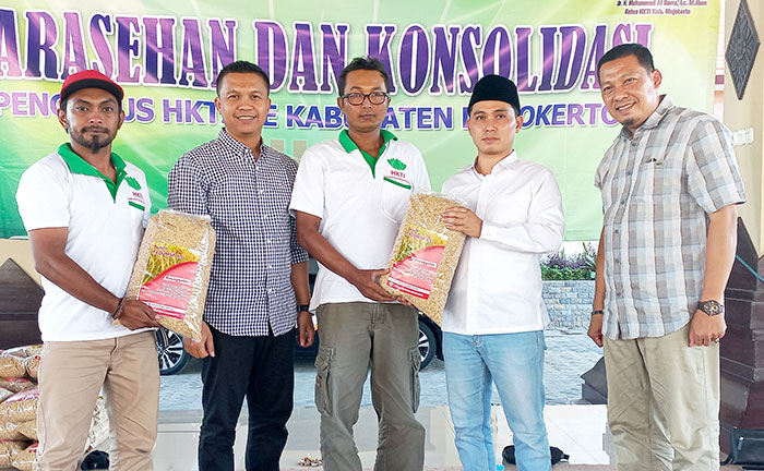 Ketua HKTI Kabupaten Mojokerto, Muhammad Al Barra atau yang akrab disapa Gus Barra, saat menyerahkan bantuan bibit padi MSP 65 ke perwakilan petani.