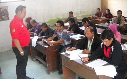 SERIUS - Sejumlah calon Ketua PAC PDIP Sidoarjo saat mengikuti tes tulis, di gedung SMP Panca Bhakti, Wonoayu, Minggu (25/1/2015). foto: musta'in/BangsaOnline