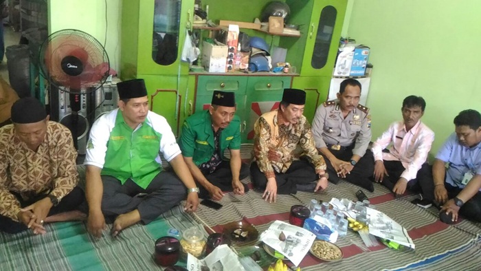 Wabup Sidoarjo H. Nur Achmad Saifuddin dengan didampingi Kapolsek Waru Kompol H. Fatoni, melakukan Takziyah ke rumah duka, Selasa (15/5/18).