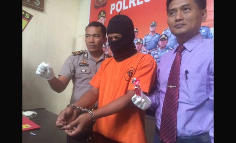 Tersangka bersama barang bukti saat dimankan di Mapolres Kediri kota