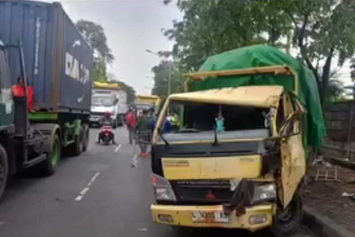 Truk yang dikemudikan Darius Kedu Talo, usai menabrak penjual bakso dan tiang PJU di Margomulyo Surabaya.