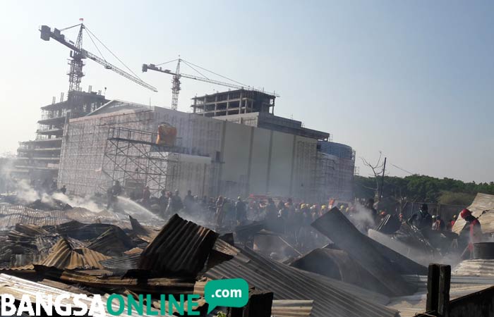 Puing-puing bangunan warung dan mess pekerja Gress Mall usai terbakar. foto: SYUHUD/ BANGSAONLINE