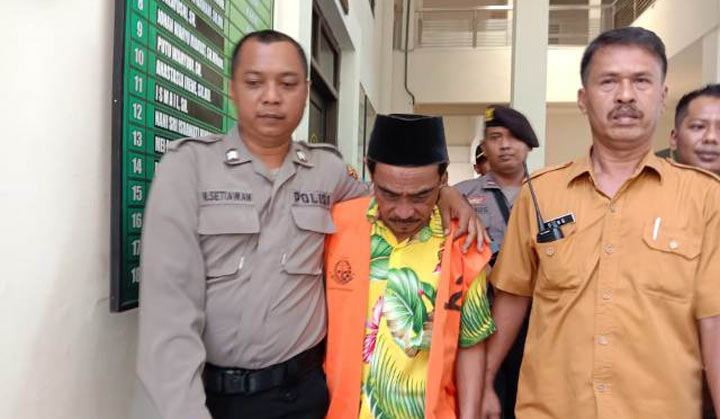 Moh. Sohib (tengah) dikawal petugas setelah divonis hukuman mati terkait pembunuhan dan pemerkosaan di Pantai Rongkang Kwanyar Bangkalan.