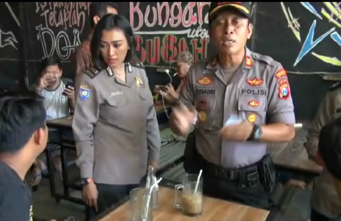 Polisi Razia Pelajar di Tempat Game Online dan Warkop di Waru Sidoarjo