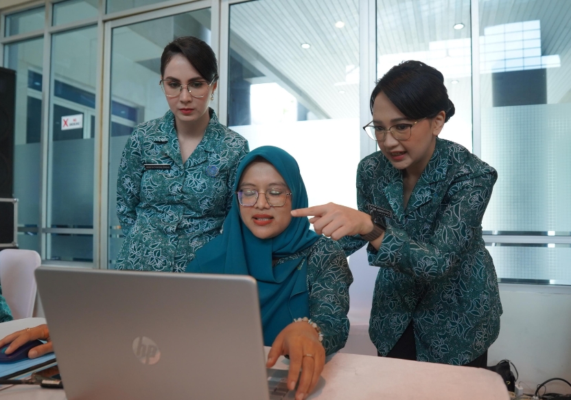 Ketua TP PKK Kabupaten Kediri Eriani Annisa Hanindhito (kanan) saat mendampingi Ketua TP PKK Jawa Timur, Arumi Bachsin, melaunching SIM (Sistem Informasi Managemen) PKK. (Ist).