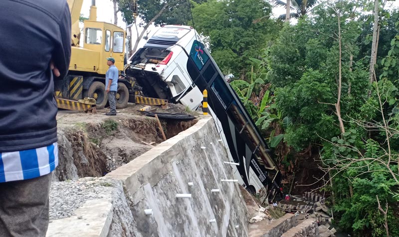 Proses evakuasi bus.