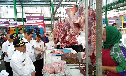 Wali Kota Malang Drs. H. Sutiaji didampingi Sekkota Wasto, Kabag Humas M. Nurwidianto, Kadin Perdagangan Wahyu S, serta rombongan TPID ketika peninjauan di Pasar Klojen, Rabu (08/05). foto: IWAN IRAWAN/ HARIAN BANGSA
