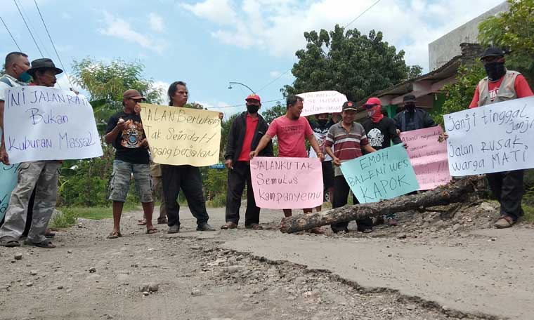 Akses Jalan Penghubung Sampung-Sukorejo Rusak Parah, Puluhan Warga Gelar Unjuk Rasa