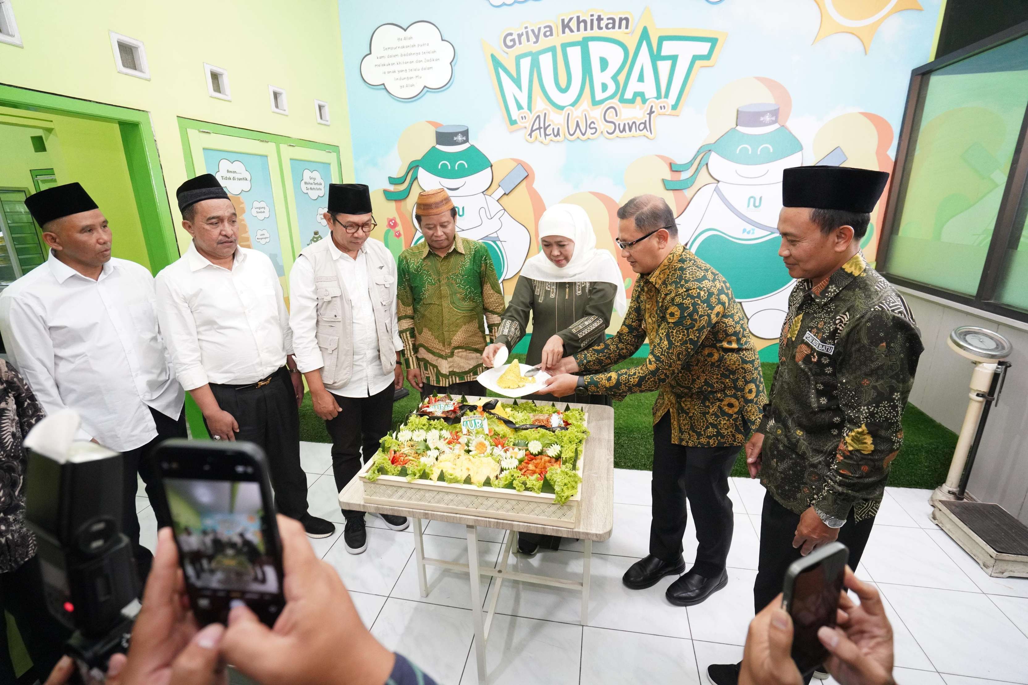 Khofifah Indar Parawansa didampingi Pj Walikota Batu Aries Paewai dan jajaran pengurus PCNU Kota Batu saat melakukan pemotongan tumpeng