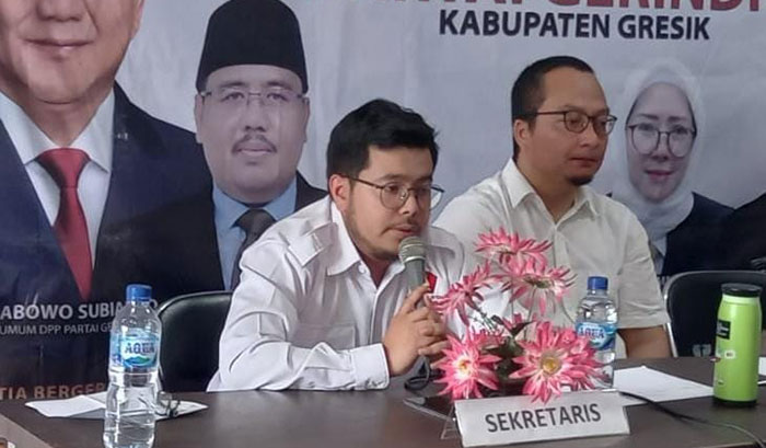 Rian Septrianto Maulana (kiri) bersama Ketua DPC Gerindra Gresik, Asluchul Alif, saat memberi sambutan usai ditunjuk menjadi Ketua Bapilu Gerindra Gresik. Foto: Ist