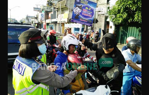 Ops Simpatik Semeru 2017 di Simpang Empat Pandaan, 'Batman' Bagikan Coklat untuk Pengendara Tertib