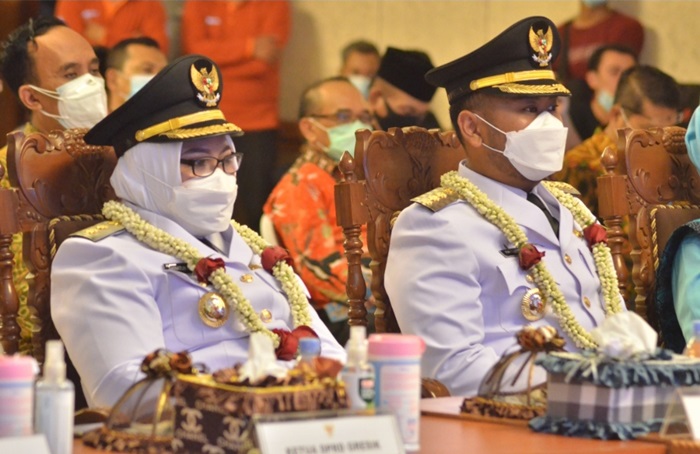 Bupati Gresik Gus Yani dan Wabup Bu Min usai dilantik Gubernur Jatim. foto: ist.