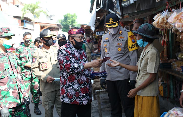 Wali Kota Blitar, Santoso bersama Forkopimda setempat saat melakukan sidak kedisiplinan masyarakat dalam menerapkan protokol kesehatan.
