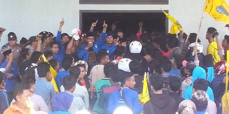 Ratusan Aktivis PMII Demo Gedung Dewan, Tuding DPRD Sumenep 'Mandul'