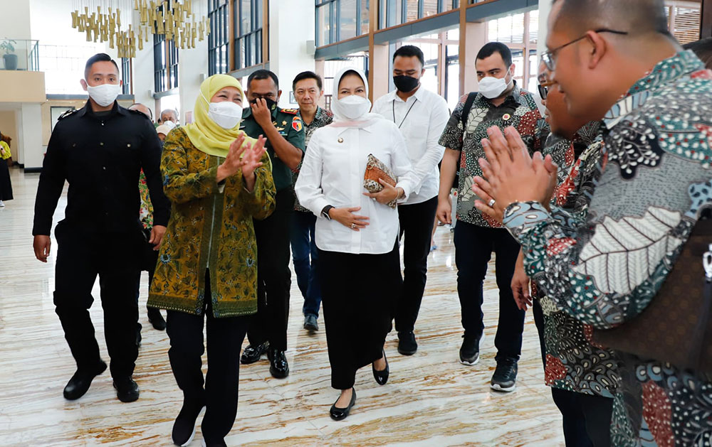 Gubernur Jawa Timur Khofifah Indar Parawansa (batik kuning) saat tiba di lokasi Rakerda DPD Real Estate Indonesia (REI) Jawa Timur Tahun 2022.