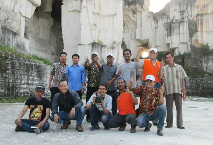 Rombongan Wakil Ketua DPRD Gresik Nur Qolib, Ketua AKD Nurul Yatim, dan Kades Sekapuk Abdul Halim berpose dengan latar belakang Setigi. foto: ist