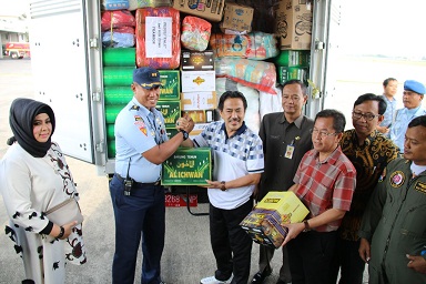 SIMBOLIS: Wabup Sidoarjo menyerahkan bantuan untuk korban gempa Palu-Donggala, di Base Ops Lanudal Juanda, Sabtu, (24/11). foto istimewa