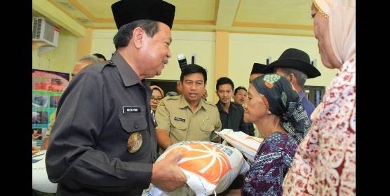 Walikota Mojokerto Salurkan Raskin 2015 Secara Gratis