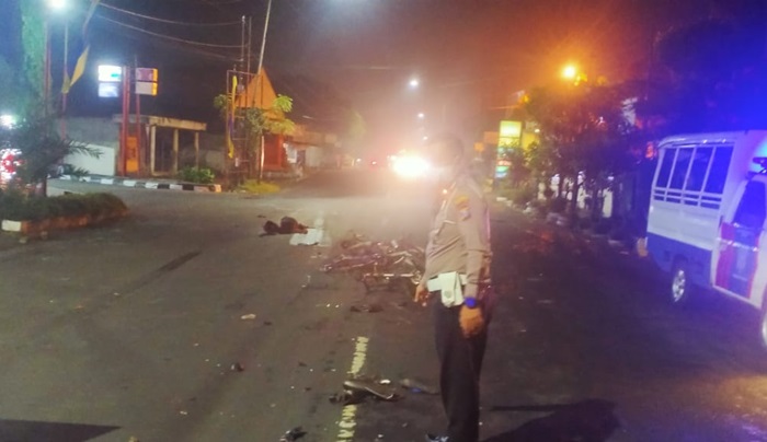Lokasi kecelakaan yang melibatkan dua sepeda motor dengan sebuah truk.