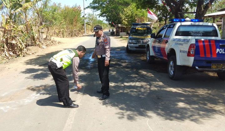 Petugas saat melakukan olah TKP di lokasi kejadian.